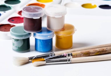 Guaj, fırçalar ve beyaz zemin üzerine suluboya