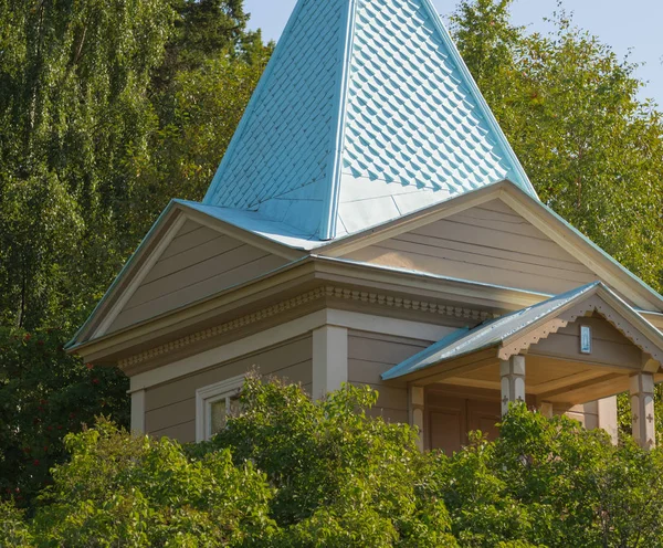 Kapelle Mit Blauem Dach Versteckt Blatt Der Bäume — Stockfoto