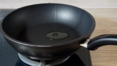 Yemek. Dolgulu sebze yağı bir tavada