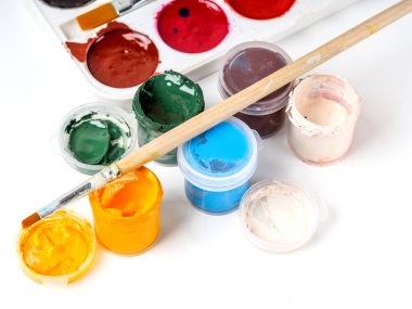 Beyaz bir arka plan üzerinde eski kullanılan suluboya boya kutusu