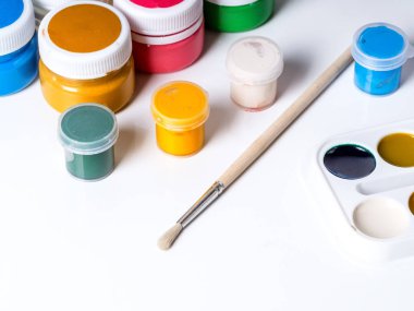 Guaj, fırçalar ve beyaz zemin üzerine suluboya