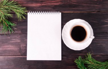 gol için yeni yıl boş açık defter, ahşap masa üzerinde kahve. üstten görünüm