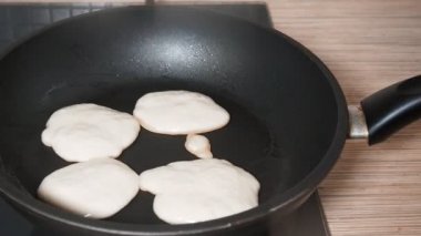 Krep bir tavada kızarmış.