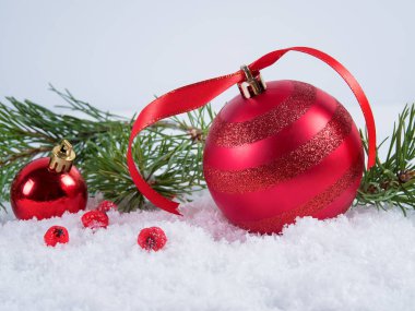 Karda kırmızı kurdele ile kırmızı Noel top