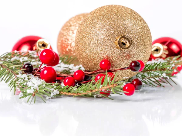 Bolas Navidad Ramas Árbol Navidad Una Rama Con Bayas Rojas — Foto de Stock