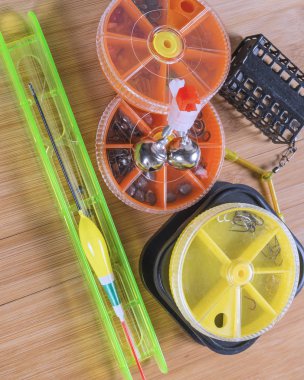 Ahşap arka plan üzerinde küçük dişli kutuları yuvarlak misina ile float