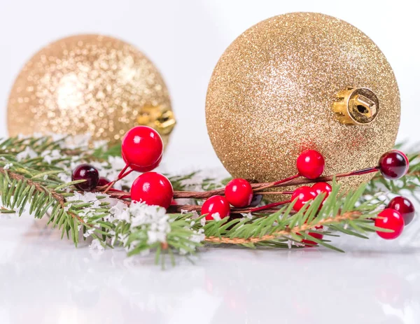 Kerstballen Kerstboom Takken Een Tak Met Rode Bessen Een Witte — Stockfoto