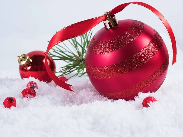 Pelota Roja Navidad Con Una Cinta Roja Nieve — Foto de Stock