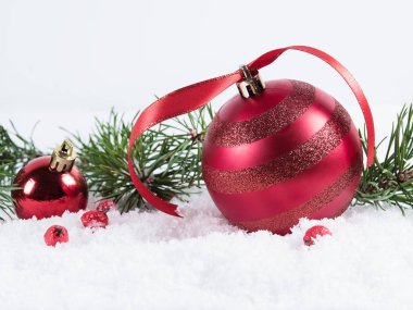 Karda kırmızı kurdele ile kırmızı Noel top