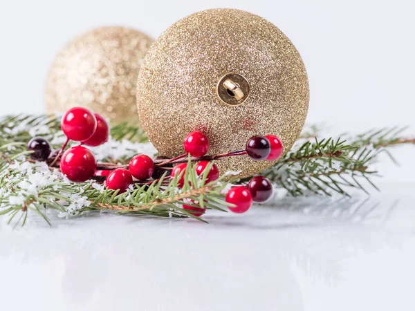 Διακοσμήσεις Χριστουγέννων Μπάλες Και Πράσινο Κλαδί Λευκό Φόντο — Φωτογραφία Αρχείου