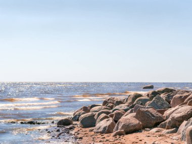 Deniz manzarası. Sahilde taş kayalar. Güneşli yaz gün