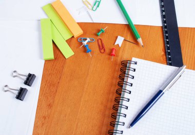 ahşap bir masa ofis malzemeleri