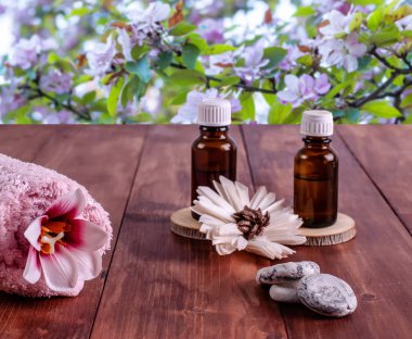 Spa taşları, çiçeklenme lilyum ile bir gölet üzerinde pembe havlu