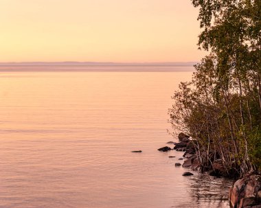 Ladoga Gölü üzerinde günbatımı manzara.