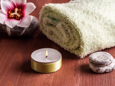 Spa için arka plan. Havlu, mum ve taşlar