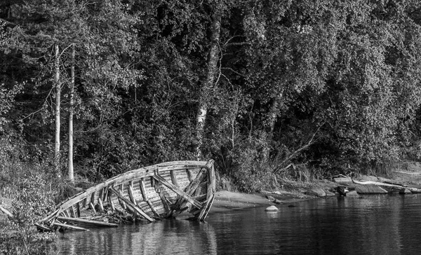 Antiguo barco de madera roto en el agua . — Foto de Stock