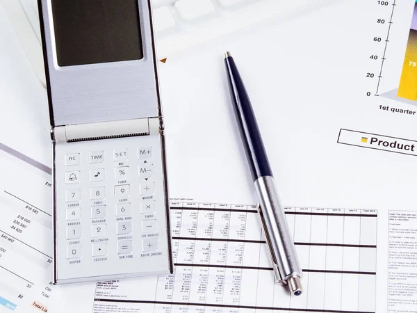 Rekenmachine, pen op de achtergrond van grafische grafieken — Stockfoto