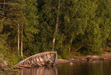 Nehir kıyısında terk edilmiş ahşap tekne