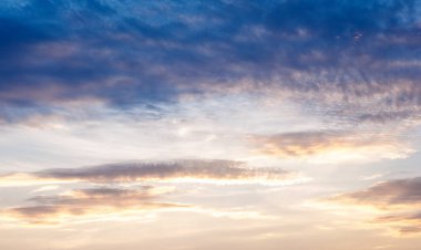 Gün batımında bulutlu gökyüzü