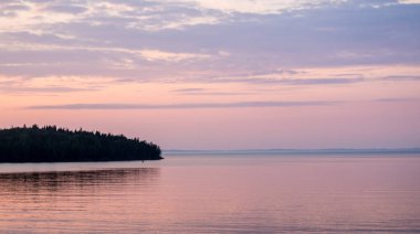 Ladoga Gölü üzerinde günbatımı manzara.