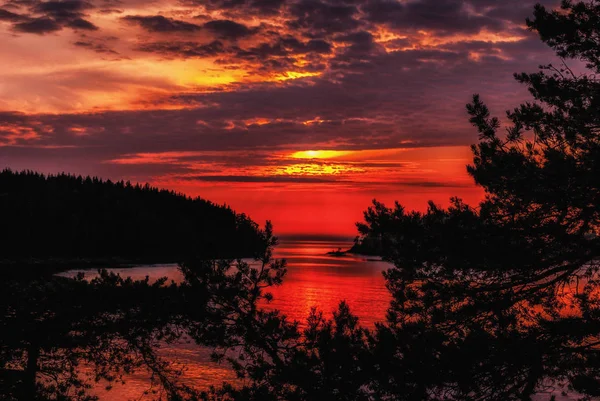 Sunset landscape on Lake Ladoga. — Stock Photo, Image
