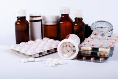 Şişe, ilaç, şırınga, iğne ve ampul