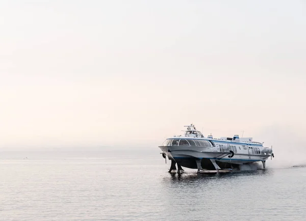 Hydroptère flottant sur la rivière — Photo