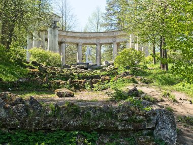 Pavlovsk, Rusya, - 4 Mayıs 2019: Pavlovsk, St Petersburg Rusya 'daki Pavlovsky parkında Apollo Colonnade