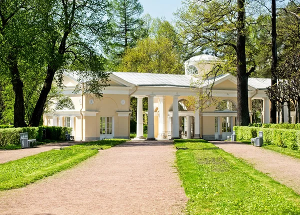 Pavlovsk, russland, - 04. Mai 2019: Pavillon-Voliere im pavlovsky park — Stockfoto