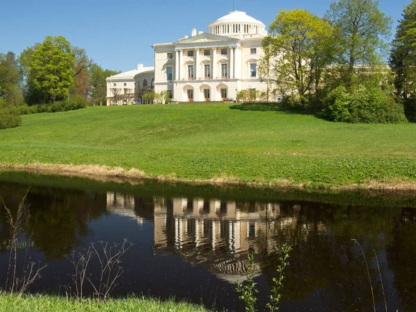 Russland, pavlovsk - 04. mai 2019: pavlovsk palast spiegelt sich im wasser in pavlovsk, st petersburg russland — Stockfoto