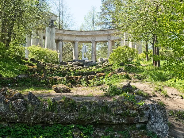 Pavlovsk, Russia, - 04 maggio 2019: Colonnato di Apollo nel parco Pavlovsky a Pavlovsk, San Pietroburgo Russia — Foto Stock