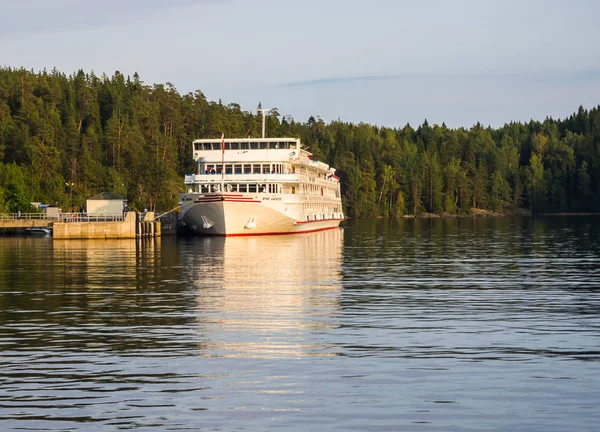 Bateau à la jetée sur l'île de Valaam — Photo