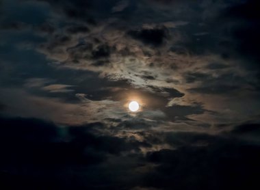 Gece gökyüzünde ay ve hareket eden bulutlar. uzun pozlu çekim