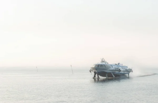 Hydroptère flottant sur la rivière — Photo