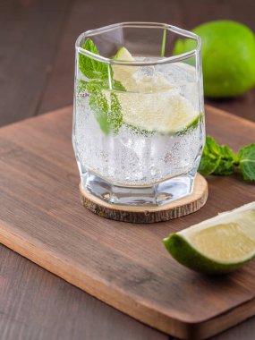 Limon, buz ve naneli taze kokteyl.