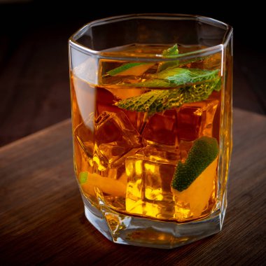 Viski limonlu ve buzlu alkol kokteyli.