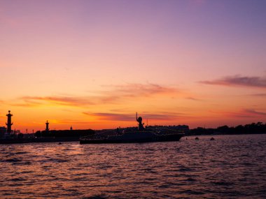 Günbatımı arka planında gemilerin siluetleri