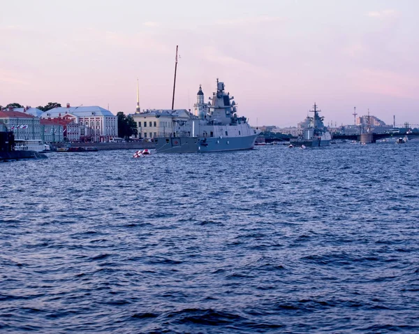 Sankt Petersburg, Russia - 27 luglio 2019: Nave da guerra sulla scia del fiume Neva . — Foto Stock