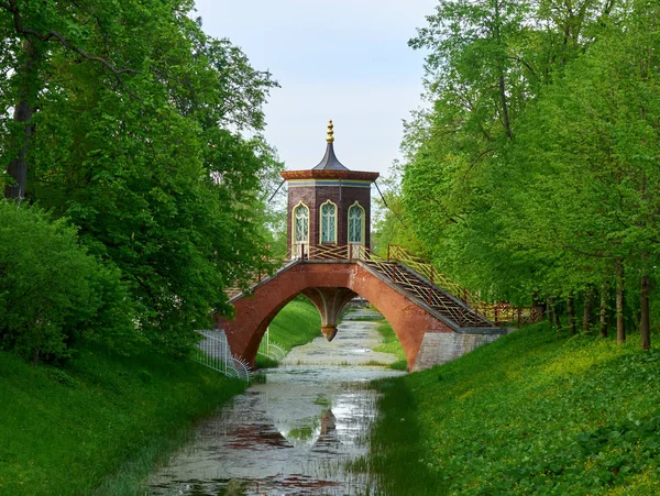 러시아 상트페테르부르크 - 2019 년 5 월 22 일: 러시아 차르 스코 셀로에 있는 알렉산더 공원의 운하를 가로 지르는 다리 — 스톡 사진