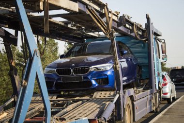 Kazakistan, Ust-Kamenogorsk 26 Haziran 2020. Araba BMW F90 M5 bir araba taşıyıcısı römorkunda