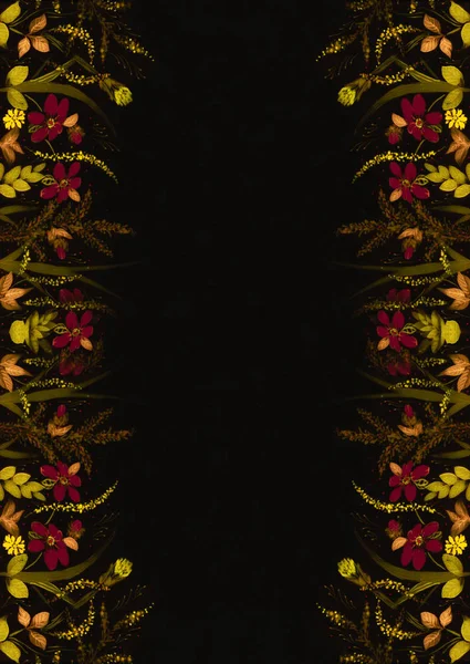 野の花とハーブ シルク装飾的組成物 バティック 黒の背景に対称的な装飾的な構成 花の飾り 印刷物 Web サイト マップ ポスター — ストック写真