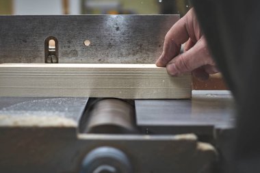 adam eklem düzleminde bir ışık ağacından çubuğu işler