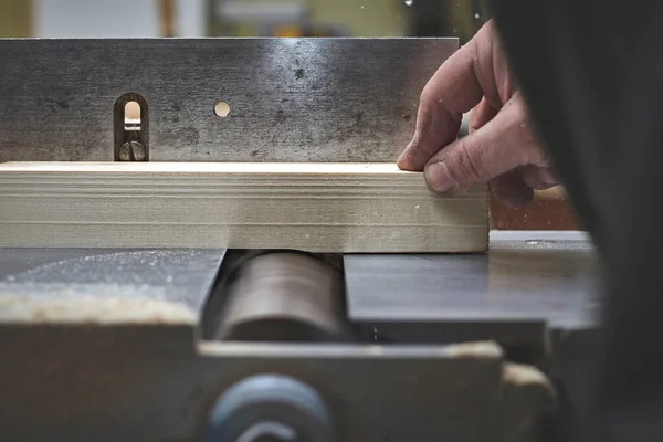 adam eklem düzleminde bir ışık ağacından çubuğu işler