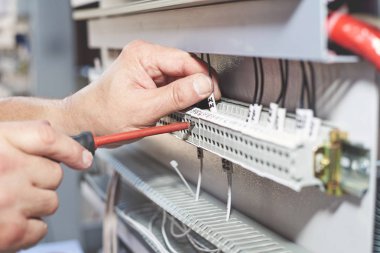 Elektrikçi, yüksek gerilim ekipmanlarının kurulum unu ve konfigürasyonunu gerçekleştirir.