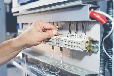 Elektrikçi, yüksek gerilim ekipmanlarının kurulum unu ve konfigürasyonunu gerçekleştirir.