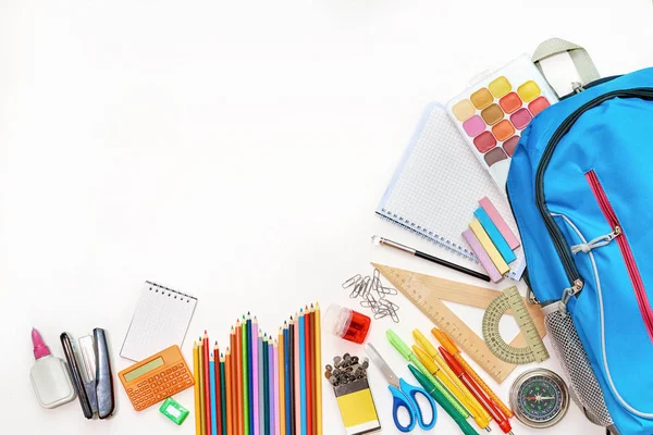 Beyaz arka planda okul malzemeleri, öğrenciler için kırtasiye.
