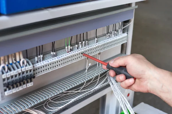 Der Elektriker führt die Installation und Konfiguration von Hochspannungsanlagen durch. — Stockfoto