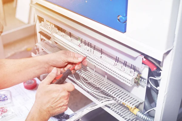 Elektrikçi, yüksek gerilim ekipmanlarının kurulum unu ve konfigürasyonunu gerçekleştirir.