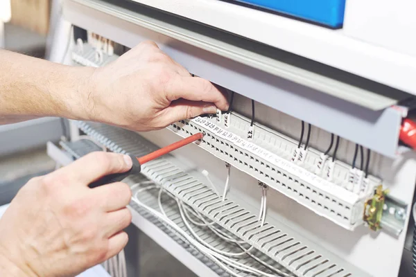 Elektrikçi, yüksek gerilim ekipmanlarının kurulum unu ve konfigürasyonunu gerçekleştirir.