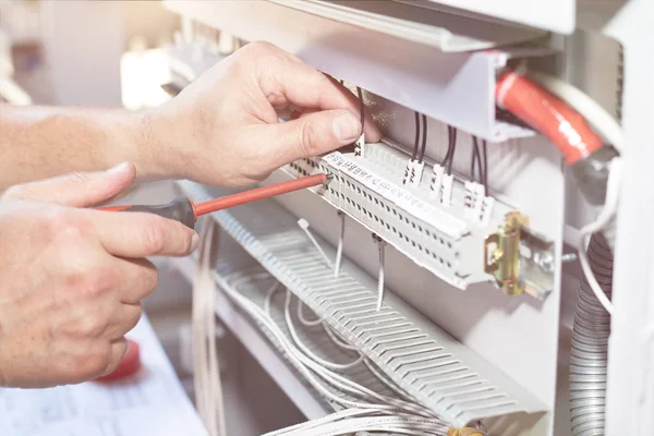 Elektrikçi, yüksek gerilim ekipmanlarının kurulum unu ve konfigürasyonunu gerçekleştirir.